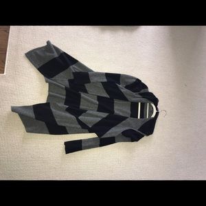 Quo Ta Tion black and grey women’s sweater.